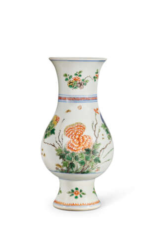 A FAMILLE VERTE 'FLORAL' BALUSTER VASE - photo 1