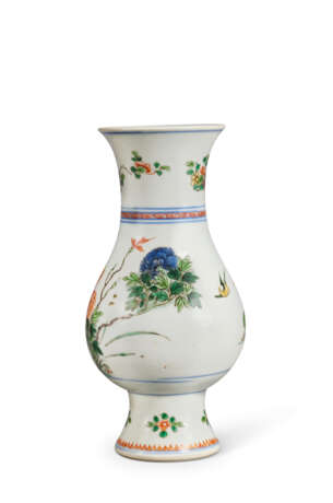 A FAMILLE VERTE 'FLORAL' BALUSTER VASE - фото 2