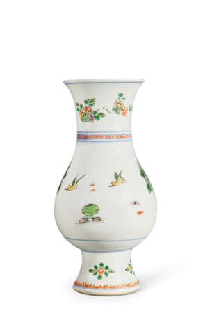 A FAMILLE VERTE 'FLORAL' BALUSTER VASE - photo 3