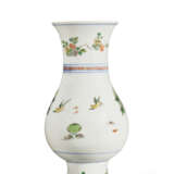 A FAMILLE VERTE 'FLORAL' BALUSTER VASE - фото 3