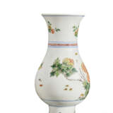 A FAMILLE VERTE 'FLORAL' BALUSTER VASE - Foto 4