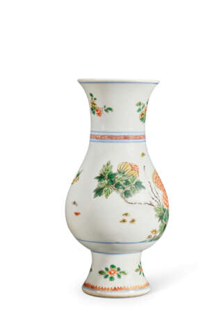 A FAMILLE VERTE 'FLORAL' BALUSTER VASE - photo 4