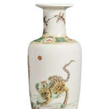 A FAMILLE VERTE BALUSTER VASE - photo 2