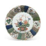 A LARGE FAMILLE VERTE 'FLOWER BASKET' CHARGER - photo 1