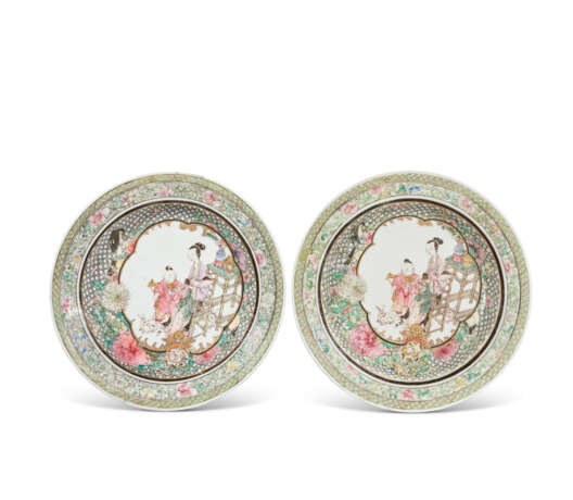 A PAIR OF FAMILLE ROSE PLATES - фото 1