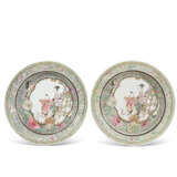 A PAIR OF FAMILLE ROSE PLATES - фото 1