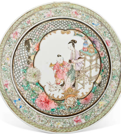 A PAIR OF FAMILLE ROSE PLATES - photo 2