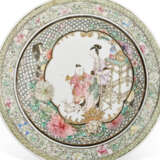 A PAIR OF FAMILLE ROSE PLATES - фото 2