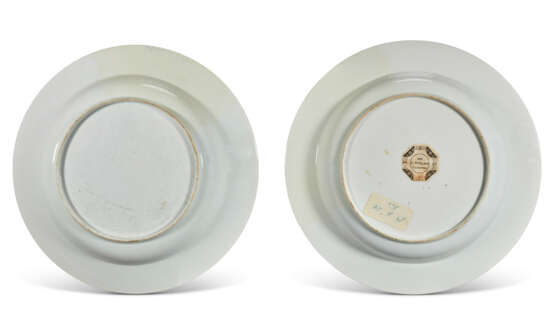 A PAIR OF FAMILLE ROSE PLATES - photo 3