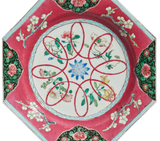 A PAIR OF RUBY-GROUND FAMILLE ROSE OCTOGONAL DISHES - photo 2