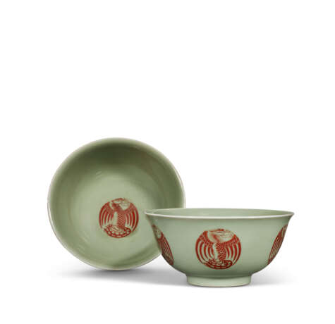 A PAIR OF CELADON-GROUND IRON-RED DECORATED ‘PHOENIX’ BOWLS - фото 1