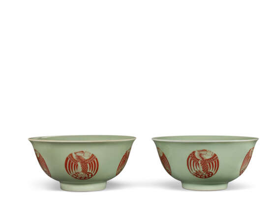 A PAIR OF CELADON-GROUND IRON-RED DECORATED ‘PHOENIX’ BOWLS - фото 2