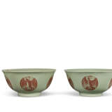 A PAIR OF CELADON-GROUND IRON-RED DECORATED ‘PHOENIX’ BOWLS - фото 2