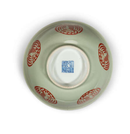 A PAIR OF CELADON-GROUND IRON-RED DECORATED ‘PHOENIX’ BOWLS - фото 3