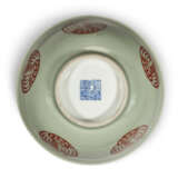 A PAIR OF CELADON-GROUND IRON-RED DECORATED ‘PHOENIX’ BOWLS - фото 4