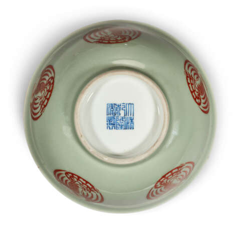 A PAIR OF CELADON-GROUND IRON-RED DECORATED ‘PHOENIX’ BOWLS - фото 4