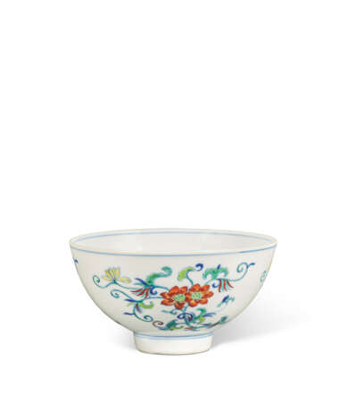 A SMALL DOUCAI ‘DOUBLE-LOTUS’ BOWL - Foto 1