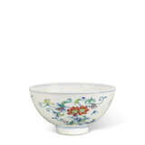 A SMALL DOUCAI ‘DOUBLE-LOTUS’ BOWL - Foto 1