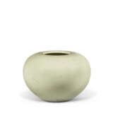 A SMALL CELADON-GLAZED GLOBULAR WATER POT - Foto 1