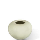 A SMALL CELADON-GLAZED GLOBULAR WATER POT - Foto 2