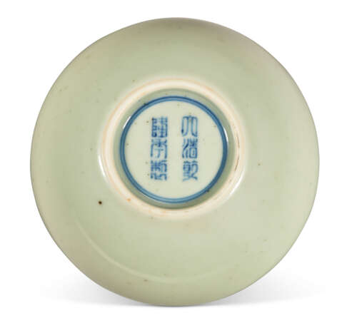 A SMALL CELADON-GLAZED GLOBULAR WATER POT - фото 3