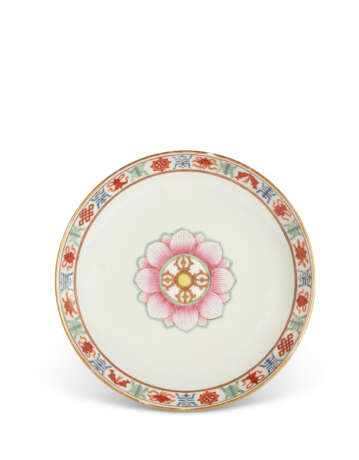 A FAMILLE ROSE SAUCER DISH - фото 1