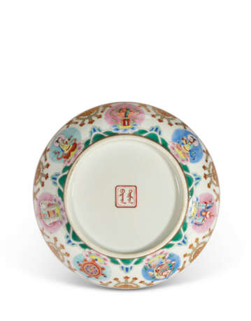 A FAMILLE ROSE SAUCER DISH - фото 2