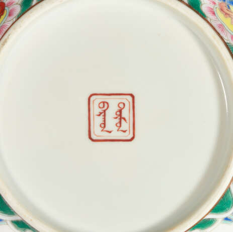 A FAMILLE ROSE SAUCER DISH - photo 3