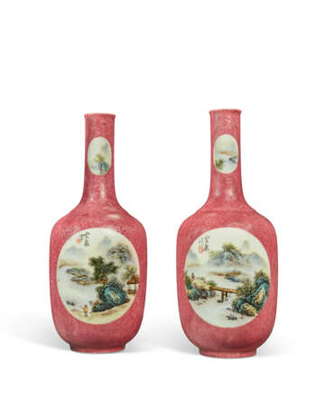 A PAIR OF RUBY SGRAFFIATO GROUND FAMILLE ROSE 'LANDSCAPE' VASES - фото 1