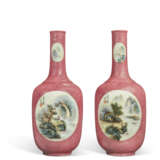 A PAIR OF RUBY SGRAFFIATO GROUND FAMILLE ROSE 'LANDSCAPE' VASES - Foto 2