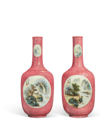 A PAIR OF RUBY SGRAFFIATO GROUND FAMILLE ROSE 'LANDSCAPE' VASES - Foto 2