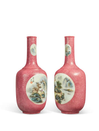 A PAIR OF RUBY SGRAFFIATO GROUND FAMILLE ROSE 'LANDSCAPE' VASES - Foto 3