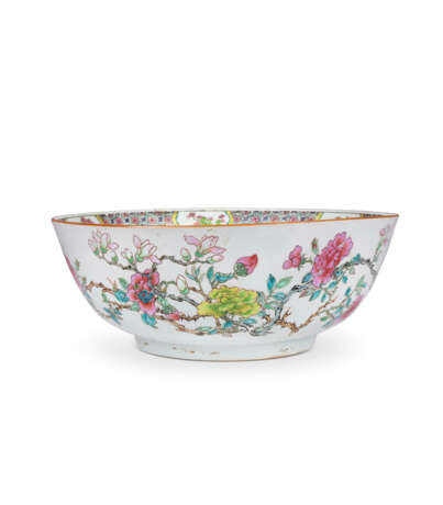 A LARGE FAMILLE ROSE 'FLORAL' PUNCH BOWL - Foto 1