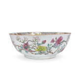 A LARGE FAMILLE ROSE 'FLORAL' PUNCH BOWL - Foto 1