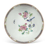 A LARGE FAMILLE ROSE 'FLORAL' PUNCH BOWL - photo 2