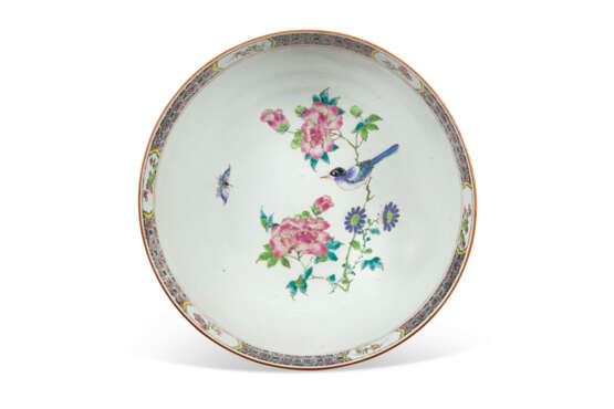 A LARGE FAMILLE ROSE 'FLORAL' PUNCH BOWL - photo 2