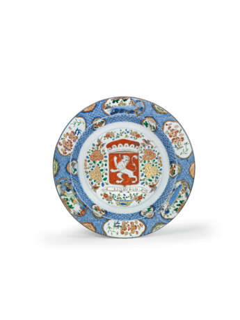 A FAMILLE VERTE, IMARI AND GILT 'PROVINCES' CHARGER - Foto 1