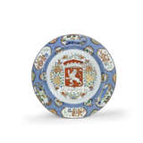 A FAMILLE VERTE, IMARI AND GILT 'PROVINCES' CHARGER - Foto 1