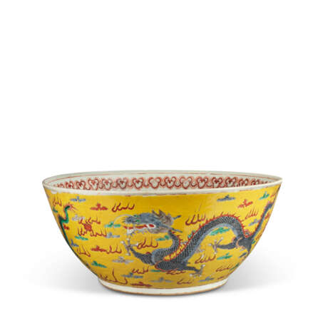 A LARGE YELLOW-GROUND FAMILLE ROSE 'DRAGON' BOWL - photo 1