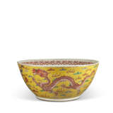 A LARGE YELLOW-GROUND FAMILLE ROSE 'DRAGON' BOWL - photo 2