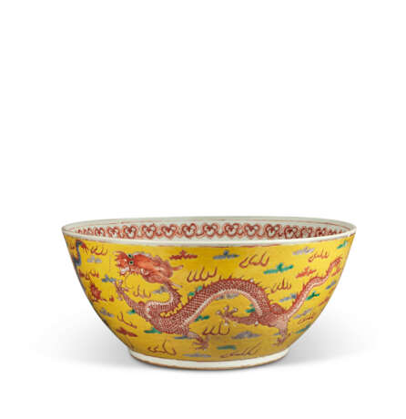 A LARGE YELLOW-GROUND FAMILLE ROSE 'DRAGON' BOWL - photo 2