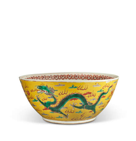 A LARGE YELLOW-GROUND FAMILLE ROSE 'DRAGON' BOWL - photo 3