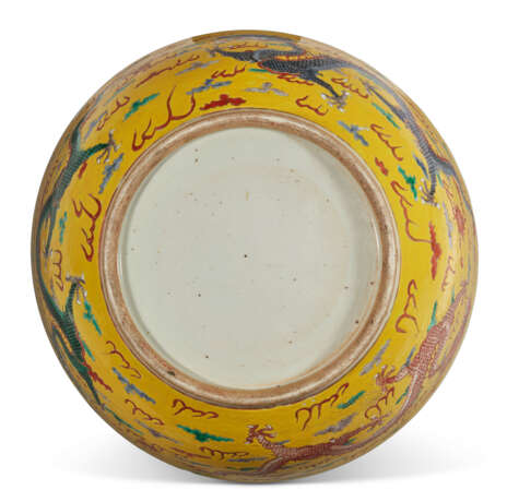 A LARGE YELLOW-GROUND FAMILLE ROSE 'DRAGON' BOWL - photo 5