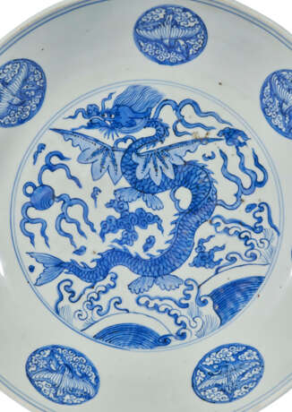 A BLUE AND WHITE 'WINGED DRAGON' DISH - Foto 2