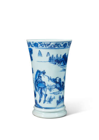 A BLUE AND WHITE 'FIGURAL' BEAKER VASE - Foto 1