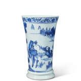 A BLUE AND WHITE 'FIGURAL' BEAKER VASE - Foto 1