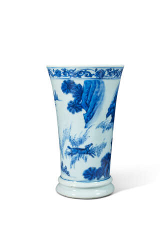 A BLUE AND WHITE 'FIGURAL' BEAKER VASE - Foto 2