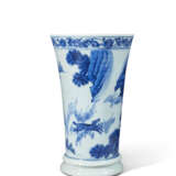 A BLUE AND WHITE 'FIGURAL' BEAKER VASE - Foto 2