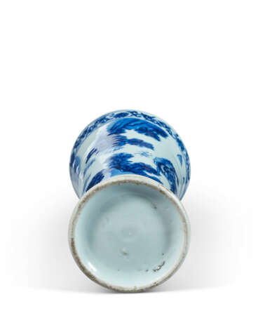 A BLUE AND WHITE 'FIGURAL' BEAKER VASE - фото 4