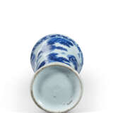 A BLUE AND WHITE 'FIGURAL' BEAKER VASE - фото 4